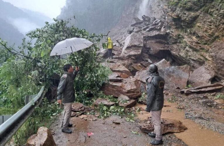 तीर्थयात्रियों की कार पर पहाड़ से गिरे बोल्डर, सभी पांच के शव बरामद, मृतकों में चार गुजरात निवासी