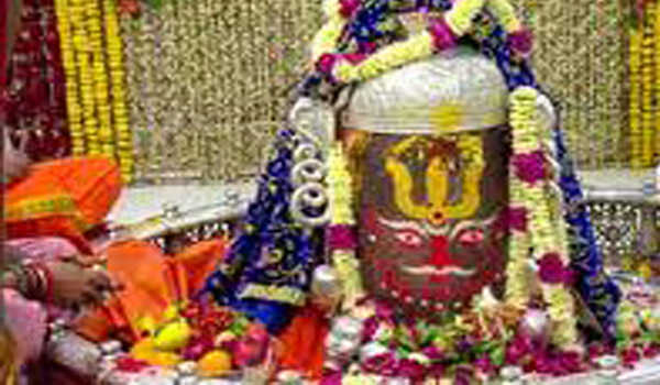 पांचवें सोमवार को महाकालेश्वर मंदिर में बड़ी श्रद्धालुओं ने दर्शन किये