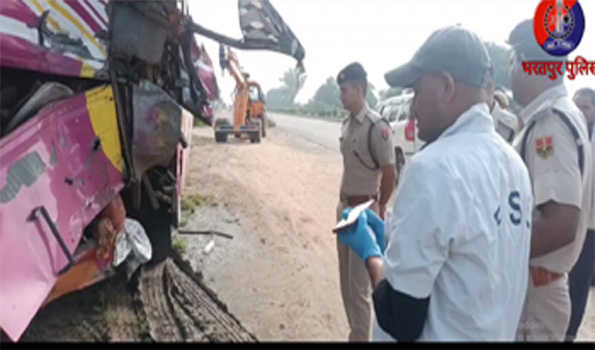 भरतपुर जिले में ट्रैलर के बस से टकराने पर भावनगर के ग्यारह श्रद्धालुओं की मौत