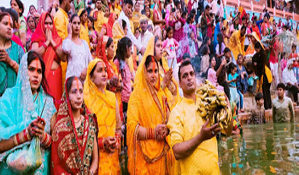 प्रदेश में छठ पूजा की धूम, महिलाओं ने अस्ताचलगामी सूर्य को दिया पहला अर्घ्य