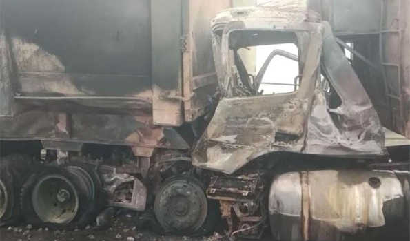औरेया : कोहरे में बुंदेलखंड एक्सप्रेस-वे पर आपस में टकराने के बाद धू-धूकर जले तीन डंपर