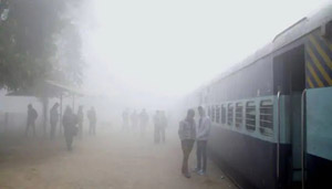 ઉત્તર ભારતમાં સંખ્યાબંધ ટ્રેનો ધૂમ્મસના પગલે રદ, વિઝિબિલિટી શૂન્યની આસપાસ