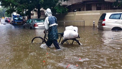 ભારે વરસાદથી મુંબઇ બેહાલઃ ચારે બાજુ પાણી જ પાણી