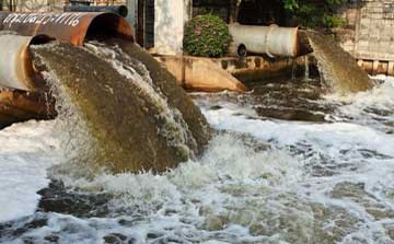 સાબરમતી નદીનો બીજો ચહેરો; ગ્યાસપુરમાં ઔદ્યોગિક એકમોનું પાણી નદીમાં ભળી રહ્યું છે