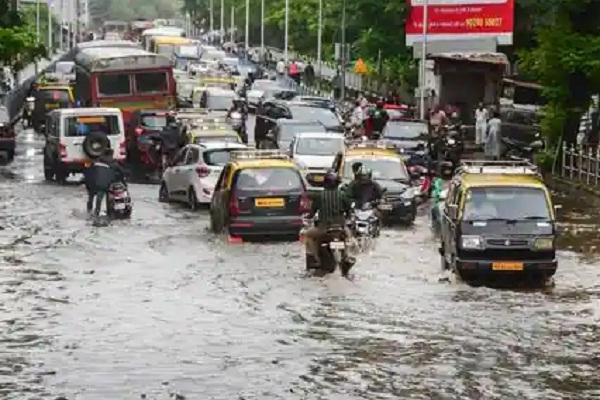 મુંબઈમાં ભારે વરસાદના પગલે પાંચ દિવસ માટે ઓરેન્જ એલર્ટ અપાયું