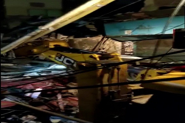 દિલ્હીમાં એક બિલ્ડીંગની છત ધરાશાયી થતા ૫ લોકોને થઇ ઇજા, અનેક ફસાયા હોવાની આશંકા