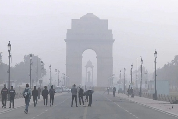 દિલ્હીમાં તાપમાન ૧.૯ ડિગ્રીએ પહોંચતા લોકો ઠુઠવાયા