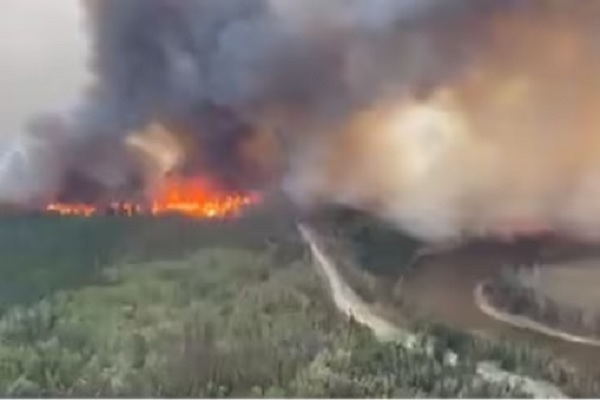 કેનેડાના જંગલોમાં લાગી ભીષણ આગ, હજારો લોકો ઘર છોડી ભાગ્યા, વીડિયો વાયુવેગે વાયરલ
