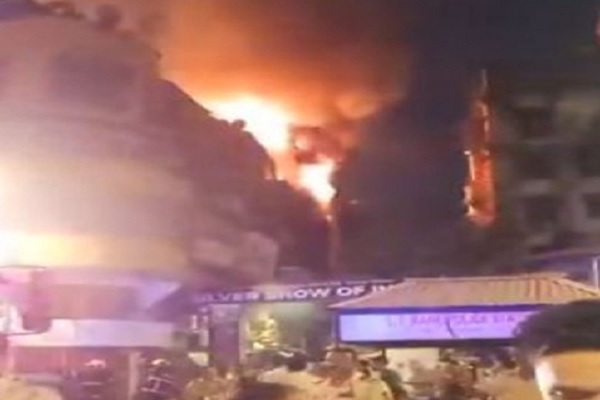 મુંબઈના ઝવેરી વિસ્તારમાં ૫ માળની ઈમારતમાં ભીષણ આગ લાગી