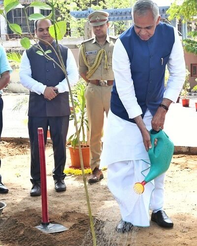 વિશ્વ પર્યાવરણ દિવસે રાજ્યપાલ શ્રી આચાર્ય દેવવ્રતજીએ રાજભવનના પ્રવેશદ્વારે કદંબનું વૃક્ષ વાવ્યું