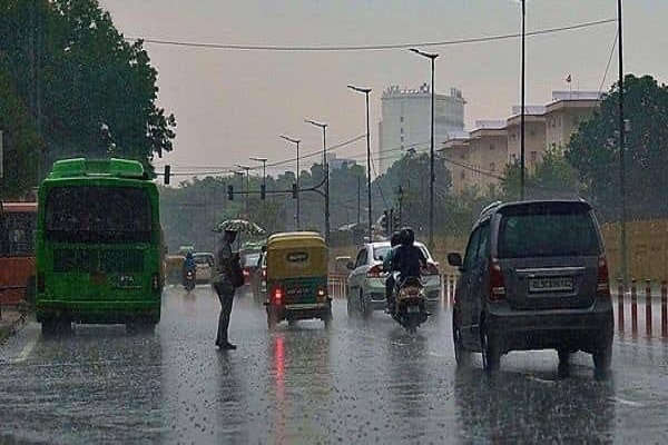 દિલ્હી-NCRમાં ભારે વરસાદ, નોઈડામાં હિંડનનો કહેર યથાવત