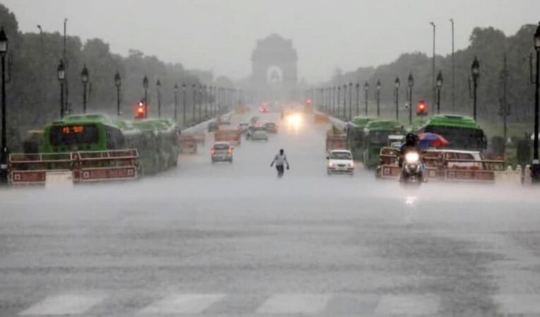 દિલ્હીમાં ભારે વરસાદથી સ્થળોએ ટ્રાફિક જામ થતા લોકોને હાલાકીનો સામનો કરવો પડ્યો