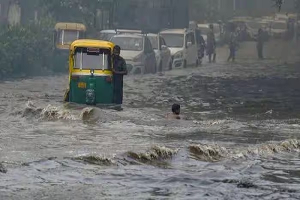 આગામી ૨૪ કલાકમાં દક્ષિણ અને ઉત્તર ગુજરાતમાં ભારેથી અતિભારે વરસાદની આગાહી