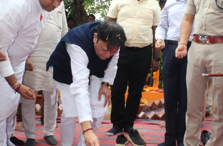 મંત્રી બલવંતસિંહ રાજપૂતે બનાસકાંઠાના કણબીયાવાસ ખાતે “વિશ્વ આદિવાસી દિવસ”ની ઉજવણી કરી વૃક્ષારોપણ કર્યું